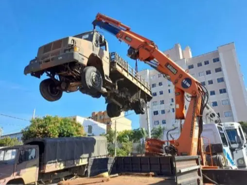 Guindaste içando caminhão em São José do Rio Preto